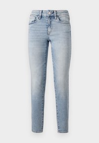 Jeans de mezclilla azul claro con un corte ajustado, que presentan un diseño de cinco bolsillos, cierre frontal con botón y un ligero desgastado a lo largo de las piernas.