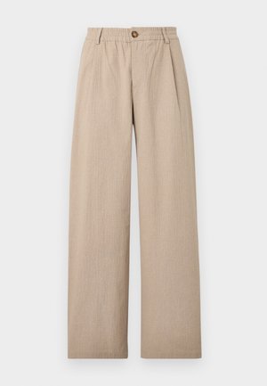 Beige wijde broek met een gestructureerde afwerking, voorzien van plooien en een elastische tailleband, die aan de voorkant met een bronzen knoop is vastgezet.