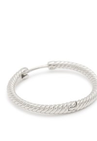 Orecchino a cerchio in argento con design a corda attorcigliata. Caratterizzato da una chiusura a cerniera senza giunture e una texture liscia, misura circa 3 cm di diametro.
