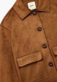 Giacca in suede marrone con colletto classico, due tasche frontali a toppa e bottoni neri. Texture morbida con un design minimalista.