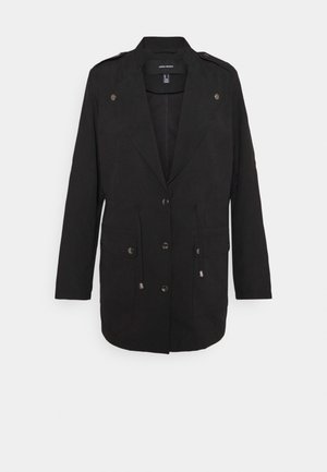 Černý blazer s leštěným designem, zdobený stříbrnými knoflíky a dvěma předními kapsami. Vyroben z jemné tkaniny.