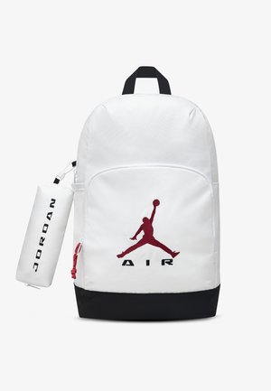 Witte en zwarte rugzak met rood Jumpman-logo en "AIR"-tekst, voorzien van een afneembare witte pouch met de tekst "JORDAN" aan de zijkant.