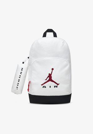 Witte en zwarte rugzak met rood Jumpman-logo en "AIR"-tekst, voorzien van een afneembare witte pouch met de tekst "JORDAN" aan de zijkant.