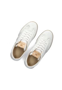 Witte sneakers met een gestructureerd oppervlak, ronde neus en vetersluiting aan de voorkant. Voorzien van een klein leren logo op de tong. Rubberen zool.