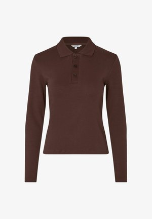 Rjava polo majica z dolgimi rokavi, tremi gumbi in ovratnikom, prilagojenega kroja, prikazana na belem ozadju.