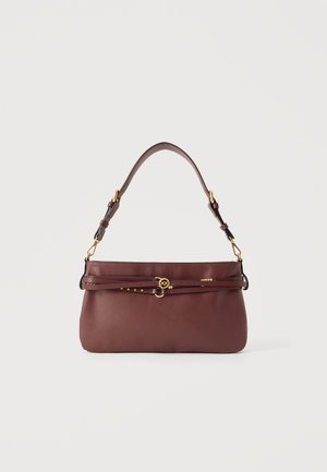 Sac bandoulière en cuir marron avec sangle réglable, boucle dorée et détail de ceinture décoratif sur fond blanc uni.