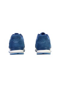Scarpe da ginnastica blu in pelle scamosciata con design testurizzato, collare imbottito e intersuola bianca con suola blu.