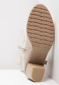 Marco Tozzi Botas - taupe