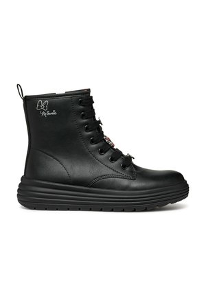 Botte de cheville en cuir synthétique noir avec six œillets et un col rembourré. Elle dispose d'une semelle en caoutchouc et d'une petite boucle pour un enfilage facile.