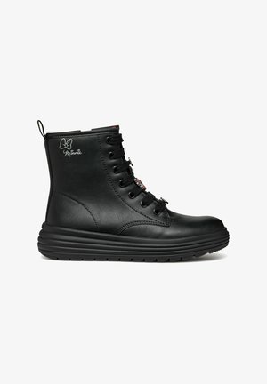 Schwarze synthetische Leder-Ankle-Boots mit sechs Ösen und einem gepolsterten Kragen. Verfügt über eine Gummisohle und eine kleine Schlaufe für einfaches Anziehen.