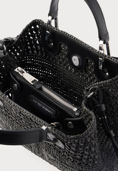 Μαύρο πλεκτό τσαντάκι με δερμάτινες λαβές, μαγνητικό κούμπωμα και εσωτερική θήκη με φερμουάρ που φέρει την ετικέτα Emporio Armani.