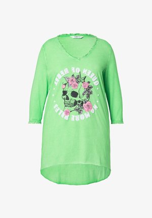 Groene T-shirt jurk met een V-hals, 3/4 mouwen, franjes en een zwart doodshoofd grafiek omringd door roze rozen en tekst.