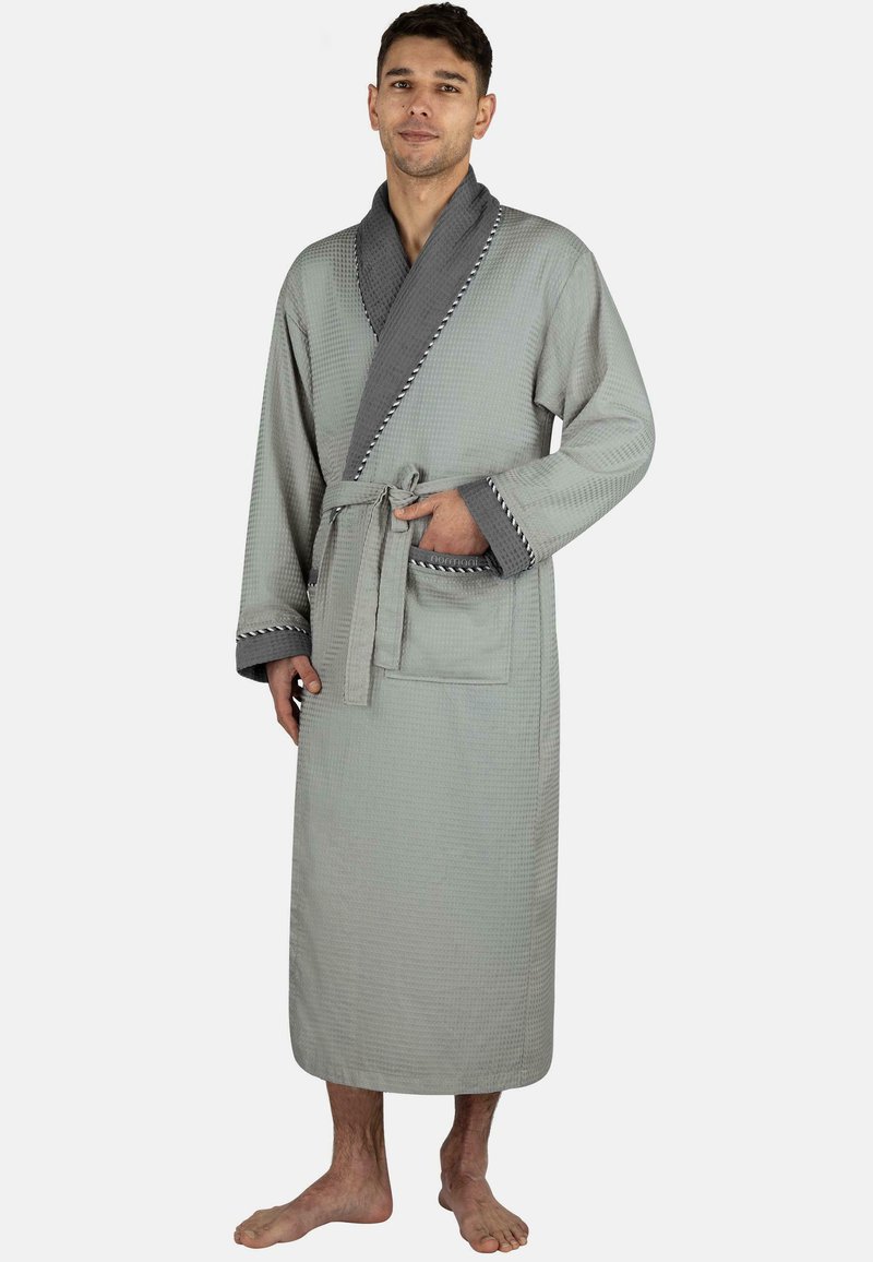 Helles graues Waffelbadekleid mit texturierter Oberfläche, kontrastierendem dunkelgrauen Kragen und Gürtel. Verfügt über eine Vordertasche und lange Ärmel.