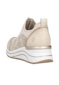 Scarpa sportiva beige con tomaia a texture mista e retro in pelle liscia. Include un accento metallico e una suola bianca imbottita.