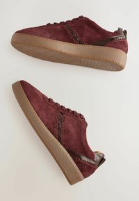 Unselected, burgundy red