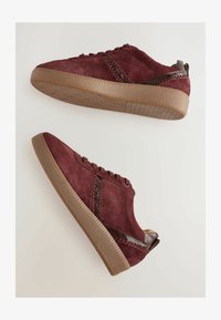 Valitud, burgundy red