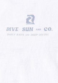 Bílá bavlněná látka s potiskem světle modrého textu: "DIVE SUN a CO. DENNÍ PAPRSKY a HLUBOKÉ POTÁPĚNÍ" s grafickým logem.