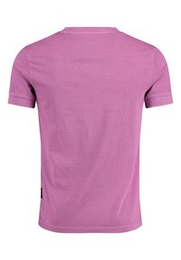 Camiseta de manga corta ajustada en algodón de color púrpura claro. Diseño de cuello redondo con textura suave y una pequeña etiqueta negra en el dobladillo.