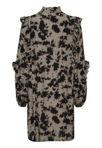 Vestido negro y beige con un patrón de manchas, con acentos con volantes en los hombros y las mangas, hecho de una tela suave y texturizada.