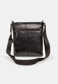 Borsa a tracolla nera in pelle con tasca anteriore con zip, tracolla regolabile in tessuto e dettagli di cucitura minimi. Texture liscia e forma rettangolare.
