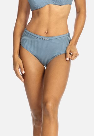 Wysokiego stanu bikini w jasnoniebieskim kolorze z prążkowaną strukturą i ozdobnymi srebrnymi pierścieniami w talii. Klasyczna sylwetka, komfortowe dopasowanie.