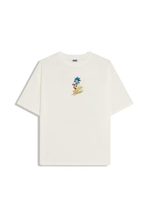 Biały T-shirt z krótkim rękawem z małym nadrukiem Sonic the Hedgehog i żółtym napisem "Sonic Speed" na piersi.