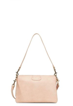 Sac à main en cuir rectangulaire de couleur rose pâle, au toucher lisse, avec une bandoulière ajustable et un accent en métal doré à l'avant.