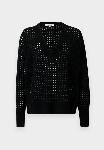 Čierny pletený sveter s výstrihom do V a voľným strihom. Má textúrovaný vzor dier po celom povrchu a dlhé rukávy s rebrovanými manžetami.