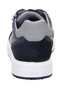 Rückansicht eines schwarz-grauen Sneakers mit weißer Sohle und gepolstertem Knöchelkragen, der Nähte und strukturiertes Innenfutter zeigt.