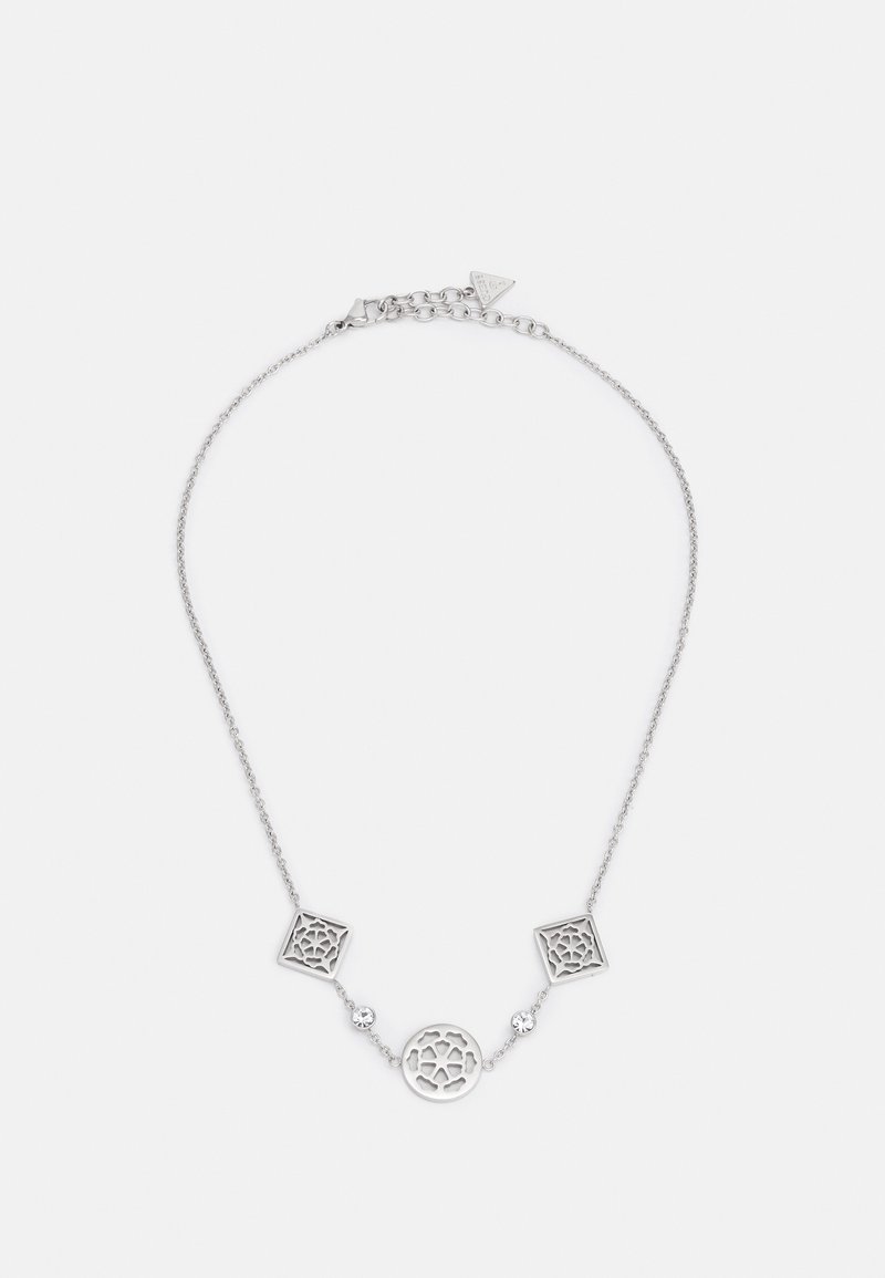 Collier chaîne en argent avec trois pendentifs géométriques — deux carrés et un cercle — chacun présentant un design floral ajouré et de petits cristaux connecteurs.