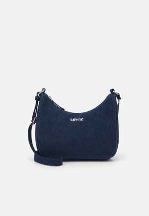 Mørkeblå denim skuldertaske med justerbar rem og sølv Levi's logo foran mod en ensfarvet hvid baggrund.