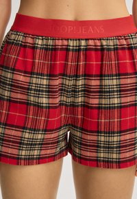 Rode geruite korte broek met een rode elastische tailleband met geperste "JOOP!JEANS" branding, gemaakt van zacht materiaal met een comfortabele pasvorm.