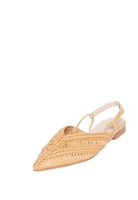 Scarpa slingback beige intrecciata con punta affusolata, suola piatta e cinturino alla caviglia; presenta un motivo intricato e una finitura testurizzata.