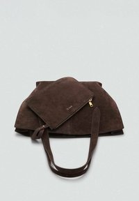 Bolso tote de ante marrón con un diseño estructurado y asas largas, acompañado de un estuche con cremallera a juego. Detalle de marca minimalista en dorado.