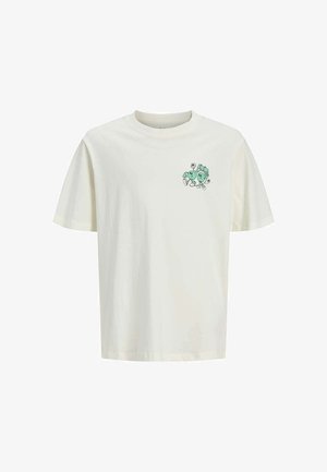 T-shirt blanc à manches courtes avec un petit motif vert représentant des notes de musique souriantes tenant des fleurs sur la partie supérieure gauche de la poitrine.