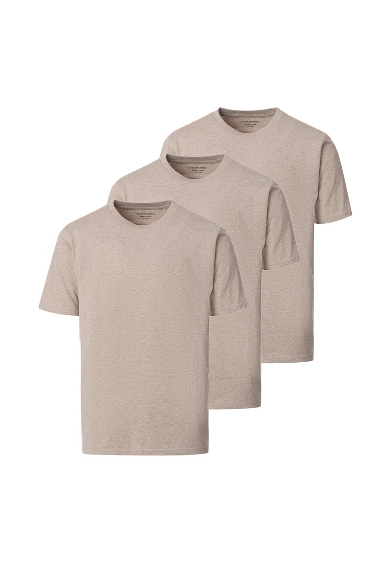 Tre beige kortärmade t-shirts med rund hals, staplade, enkel design, utan synliga logotyper eller mönster, uppställda mot vit bakgrund.