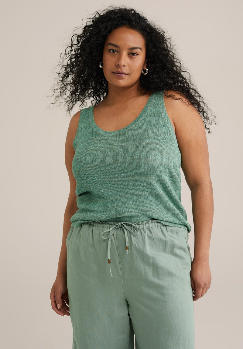 Top sin mangas de color verde menta con relieve, con tirantes anchos y un escote redondeado, combinado con pantalones de tiro ajustable de color verde claro a juego.