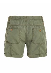 Shorts décontractés vert olive avec taille élastique, deux poches arrière avec boutons en bois et ourlets roulés.