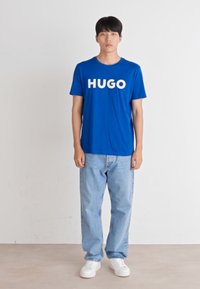 HUGO DULIVIO - Nyomott mintás póló - medium blue
