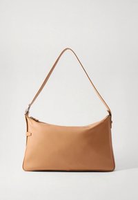 Τσάντα ώμου σε καφέ δέρμα με ομαλή υφή, ορθογώνιο σχήμα και έναν ρυθμιζόμενο ιμάντα. Διαθέτει μινιμαλιστικό σχεδιασμό και καθαρές γραμμές.