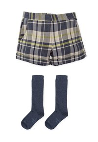Shorts de cuadros en navy, beige y verde con un dobladillo, combinados con calcetas oscuras hasta la rodilla. Material de algodón, diseño casual.