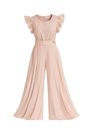 Tuta da donna rosa chiaro con maniche a volant, pantaloni ampi plissettati e cintura abbinata con un piccolo dettaglio a forma di ape dorata.