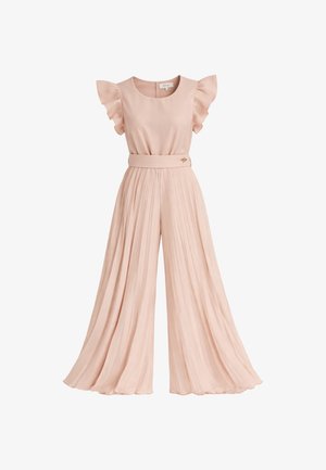 Tuta da donna rosa chiaro con maniche a volant, pantaloni ampi plissettati e cintura abbinata con un piccolo dettaglio a forma di ape dorata.