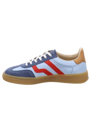 Blaue und hellblaue Sneaker mit roten Akzenten, aus Wildleder und Leder, Gummisohle und weißen Schnürsenkeln. Abgerundete Zehenform und niedrige Bauweise.