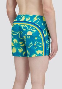 Blauwe bloemen zwemshorts met gele en groene patronen, elastische tailleband, zijstrepen en een achterzak met een logo.