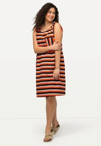 Gestreiftes Sommerkleid mit orangefarbenen, schwarzen und weißen horizontalen Streifen, Rundhalsausschnitt und einer Seitentasche. Leichter, weicher Stoff.