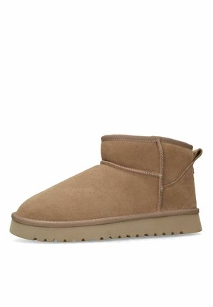 Stivaletto alla caviglia in pelle scamosciata marrone con suola spessa in gomma e linguetta posteriore, progettato per un uso casual.