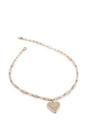 Collier chaîne en or avec des maillons rectangulaires et des cristaux incrustés, avec un pendentif en forme de cœur recouvert de petits cristaux et une plaque du nom de la marque.