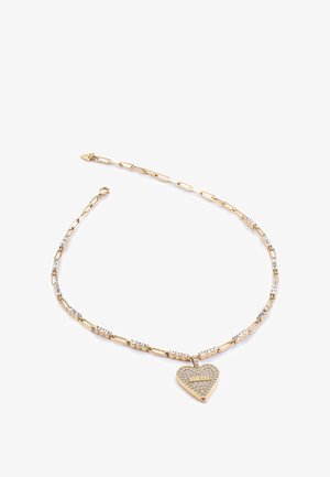 Collier chaîne en or avec des maillons rectangulaires et des cristaux incrustés, avec un pendentif en forme de cœur recouvert de petits cristaux et une plaque du nom de la marque.