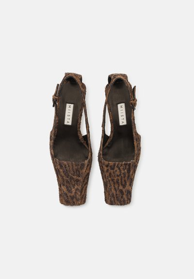 Hnědé sandály s leopardím potiskem, otevřenou špičkou a výřezem, s nastavitelným páskem kolem kotníku. Texturovaná tkanina s mírným leskem. Vnitřní podšívka je tmavá.